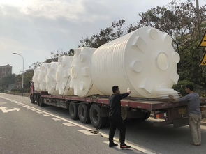 七大工廠儲罐裝車現(xiàn)場圖 石化物流運輸?shù)母咝c嚴(yán)謹(jǐn)